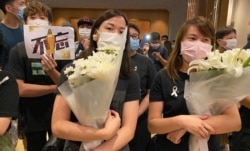 大批参与悼念梁凌杰逝世一周年的市民身穿黑衣，系上白丝带，献上白色的鲜花。 (美国之音/汤惠芸)