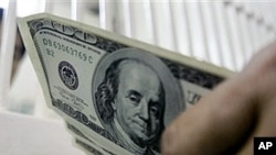Wani mutum yana canjin dalar Amurka 