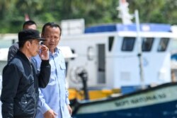 Presiden Joko Widodo (kiri) bersama Menteri KKP Edhy Prabowo saat menijau kondisi di Pulau Natuna, Kepulauan Riau awal tahun ini (foto dok./ Antara).