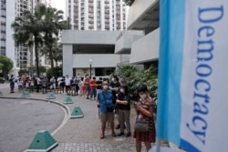 香港选民排队为泛民主派立法会选举初选投票。（2020年7月11日）