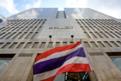 Bendera nasional Thailand berkibar tertiup angin di depan gedung Srijulsup, lokasi kantor produsen vaksin virus Corona COVID-19 Siam BioScience, di Bangkok, 25 Januari 2021. (Foto: Mladen ANTONOV / AFP)
