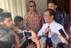 Menko Polhukam Mahfud Md usai menggelar rapat dengan sejumlah menteri dan lembaga negara di kantor Kemenko Polhukam, Selasa, 11 Februari 2020 pagi. (Foto: Kemenko Polhukam)