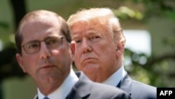 Secrétaire d’Etat ya mambi ya bokolongono mpe misala ya bomoto ya Etats-Unis, Alex Azar, na président Donald Trump na nsima na ye na lisikulu, na Washington DC, 11 mai 2018. 