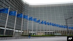 5일 브뤼셀에 있는 EU 본부 앞에 걸려있는 깃발들. 