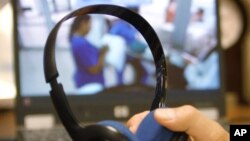 Seorang dokter menyiapkan perangkat jemala (headset) sebelum sesi konsultasi virtual dengan seorang pasien. (Foto: ilustrasi)