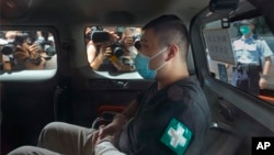 2020年7月6日香港首位被控涉嫌违反国安法的男子唐英杰坐着轮椅由警车押解至法院应讯