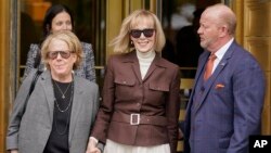 I. Džin Kerol izlazi iz sudnice federalnog suda na Menhetnu, 9. maja 2023, posle objavljivanja presude u slučaju njene tužbe protiv bivšeg predsednika Donalda Trampa za silovanje i klevetu. (Foto AP/John Minchillo)