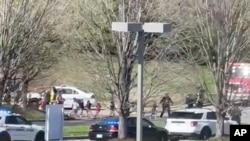 Policajci izvode decu iz prezbiterijanske škole u Nešvilu, 27. marta 2023.