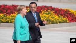 中国总理李克强与德国总理默克尔在北京人大会堂前出席欢迎仪式。（2019年9月6日）