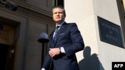 2025年1月27日，美国国防部长皮特·赫格塞斯抵达华盛顿特区五角大楼，开始他的第一天正式工作，并与媒体发表讲话。 (Photo by SAUL LOEB / AFP)