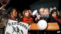 Farah Amer Kamal dari Irak, berbicara dengan Rep. Sheila Jackson Lee (kiri), Pemimpin DPR Nancy Pelosi dari California, dan pemimpin minoritas Senat AS Chuck Schumer dari New York, dan anggota lain dari Kongres di dekatnya di hadapan Mahkamah Agung tentang perintah eksekutif Presiden Donald Trump, Washington, 30 Januari, 2017. (AP Photo / Alex Brandon).