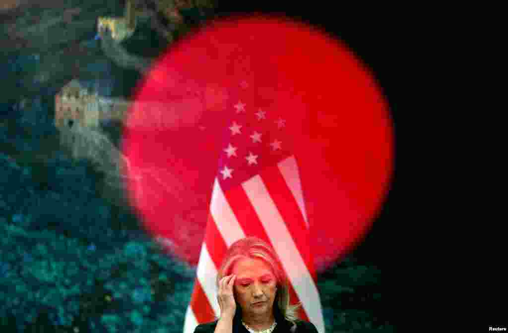 Ngoại trưởng Clinton dự một cuộc họp báo tại Đại Sảnh Đường Nhân Dân ở Bắc Kinh 5-9-2012.