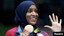 ARSIP – Atlet anggar Ibtihaj Muhammad asal AS menunjukkan medali perunggu yang diperolehnya di Olimpiade Rio (13/8). Rio de Janeiro, Brazil.