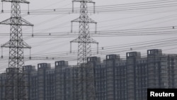 北京一处住宅区旁的输电塔。(2021年9月28日)