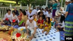 Umat Hindu di Washington DC dan sekitarnya melakukan persembahyangan Galungan bersama. (foto: VOA/Made Yoni)