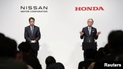 Makoto Uchida, Presiden dan CEO Nissan Motor dan Toshihiro Mibe, Presiden dan CEO Honda Motor, hadir dalam konferensi pers bersama mereka di Tokyo (foto: dok). 