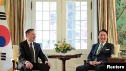 正在美国访问的韩国总统尹锡悦（右）周三（2023年4月26日）在华盛顿会见了特斯拉首席执行长埃隆·马斯克（Elon Musk）（路透社转发）