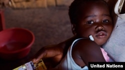 Dvogodišnja Šakira Čitano dobija lek protiv malarije.