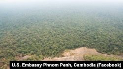 ទិដ្ឋភាព​ពី​លើ​ឧទ្ធម្ភាគចក្រ​បង្ហាញ​ពី​ការ​ខូចខាត​របស់​ព្រៃឡង់ ដោយ​សារ​សកម្មភាព​កាប់​ឈើ កាលពី​ថ្ងៃច័ន្ទ ទី១៨ ខែ​មេសា ឆ្នាំ២០១៦។ (រូបថត​ដក​ស្រង់​ចេញ​ទំព័រ​ហ្វេសប៊ុក​របស់​ស្ថានទូត​អាមេរិក) 