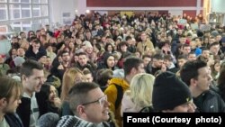 Prosvetna inspekcija došla je danas u Desetu gimnaziju "Mihajlo Pupin" na Novom Beogradu, ali je pod pritiskom učenika i njihov roditelja ubrzo napustila tu školu (Fonet / Marko Dragoslavić)