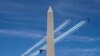 Seekor burung terbang di dekat Monumen Nasional AS,saat pesawat Angkatan Laut AS (Blue Angels) dan Angkatan Udara AS (Thunderbirds) membentuk formasi sebagai penghormatan kepada para petugas medis di tengah pandemi Covid-19, di National Mall Washington DC, 2 Mei 2020.(Foto: dok).