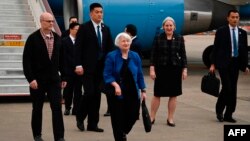 재닛 옐런 미국 재무부 장관이 4일 중국 남부 광저우의 바이윈 국제공항에 도착했다.