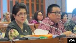 Menteri Kesehatan Nila Moeloek (kiri) dalam rapat kerja dengan Komisi IX DPR tentang vaksin palsu Senin (27/6) di gedung parlemen. (VOA/Fathiyah Wardah)