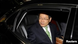 2010年6月8日，韩国外交部副部长千英宇（Chun Yung-woo）抵达北京机场。他后来成为韩国前总统李明博（Lee Myung-bak）的国家安全顾问，现在是朝鲜半岛未来论坛的创始人和主席。