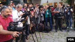 Arhiva - Novinari, snimatelji i fotoreporteri na zadatku, u Beogradu, u leto 2018. (Foto: Veljko Popović, VoA)