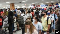 6월 28일 미국 애틀랜타 하츠필드잭슨 국제공항 검색대 앞에 많은 여행객이 줄을 서서 검색을 기다리고 있다.