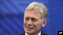 Juru bicara Kremlin Dmitry Peskov sebelum pertemuan Presiden Rusia Vladimir Putin dengan Presiden Mauritania Mohamed Ould Ghazouani di sela-sela KTT BRICS di Kazan, Rusia, Kamis, 24 Oktober 2024. (Foto Pool Maxim Shipenkov/AP)