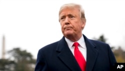 川普总统在回答媒体记者提问（资料图）