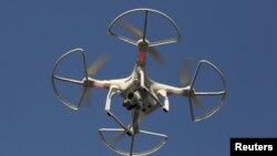 图为一架中国制造的无人机正在空中飞行，无人机腹下的照相机镜头清晰可见。-资料照