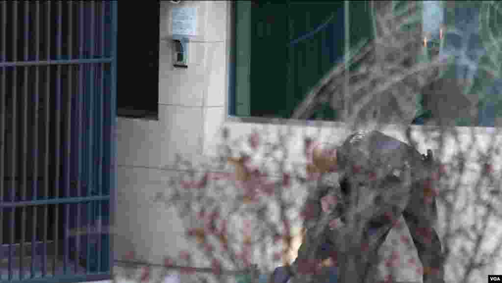 马永田在中国驻美国大使馆前绝食抗议(2015年12月9日美国之音渔沐拍摄)