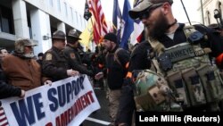 Članovi militantnih grupa protestovali su u Ričmondu protiv novih propisa o oružju jer tvrde da im ugrožavaju ustavom zagarantovana prava 