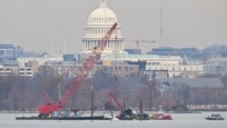 Izvlačenje avionske olupine iz reke Potomak