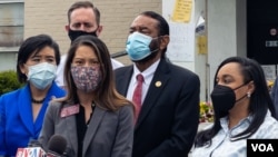 由联邦众议员赵美心率领的代表团在一家发生枪击的亚特兰大按摩店前对媒体讲话（美国之音记者文灏拍摄）