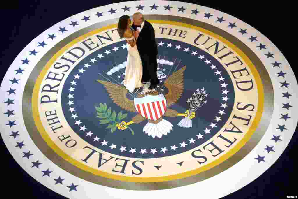 美国总统唐纳德·川普和第一夫人梅拉尼亚·川普在华盛顿参加就职大典庆祝舞会之一“总司令/向武装部队致敬舞会”(2017年1月20日)