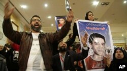 Para keluarga korban kerusuhan sepakbola maut bergembira atas keputusan pengadilan menghukum mati 21 pelaku kerusuhan (26/1). Namun ini memicu bentrokan yang menewaskan 30 orang. 