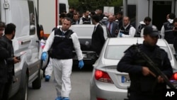 土耳其警察在沙特驻伊斯坦布尔领事的住所进行搜查,调查沙特记者卡舒吉失踪案。(2018年10月17日)