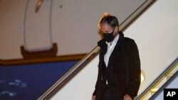 Menteri Luar Negeri AS Antony Blinken keluar dari pesawat saat tiba di Bandara Paris Le Bourget, Prancis, pada 4 Oktober 2021. Blinken akan menghadiri pertemuan OECD dan juga bertemu dengan Menteri Luar Negeri Prancis Jean-Yves Le Drian. (Foto: AP/Patrick Semansky)