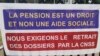 Banderoles des retraités manifestant devant la marie à Brazzaville, au Congo pour leurs pensions impayées depuis 11 ans (Arsène Séverin/VOA)