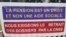 Banderoles des retraités manifestant devant la marie à Brazzaville, au Congo pour leurs pensions impayées depuis 11 ans (Arsène Séverin/VOA)