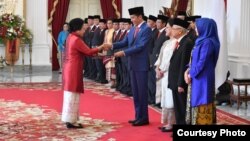 I Gusti Ayu Bintang menerima mandat Presiden Joko Widodo sebagai Menteri Pemberdayaan Perempuan dan Perlindungan Anak, di Istana Merdeka, Jakarta, Rabu (23/10). (Courtesy: Setpres RI)