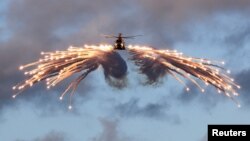 Helikopter Kraljevske mornarice iz 820 mornaričkog vazdušnog eskadrona ispušta toplotne mamce posle poletanja sa broda HMS "Princ od Velsa", tokom učešća u NATO vežbe "Nepokolebljiv branilac 2024", 28. februara 2024. (Foto: Reuters/UK Ministry of Defence/Handout)