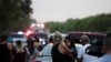 Sejumlah warga memadati lokasi ditemukannya puluhan orang dalam kondisi meninggal di dalam sebuah trailer di San Antonio, Texas, pada 27 Juni 2022. (Foto: Reuters/Kaylee Greenlee Beal)