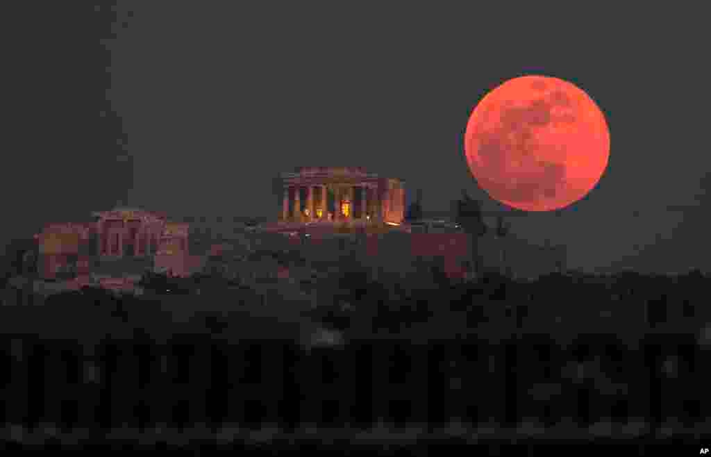 2018年1月31日,在希腊雅典卫城,有着2500年历史的帕台农神庙,一轮超级红月升起。此时月亮距离地球的位置比平时近大约2万6500公里。1月的最后一个满月也被称为蓝月,因为它是一个月之内的第二次满月。这次超级月亮还伴有月全食,此时月亮不再直接反射太阳光,看起来呈红色,因此也被称为“血月”。这是35年来第一次“超级月亮”“蓝月亮”和月全食同步出现。今年3月31日将再有蓝月。