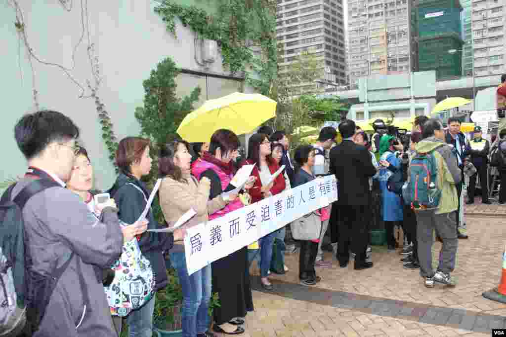 占中三子率众自首(美国之音海彦拍摄)