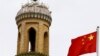 Bendera nasional China berkibar di dekat menara Masjid Id Kah di Kota Tua di Kashgar, Daerah Otonomi Xinjiang Uighur, China, 6 September 2018.
(Foto: dok).