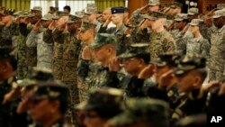 Pasukan AS dan Filipina memberikan hormat dalam upacara pembukaan latihan militer "Balikatan 2015" di Camp Aguinaldo, pinggiran Quezon city, timur laut Manila (20/4). (AP/Bullit Marquez)